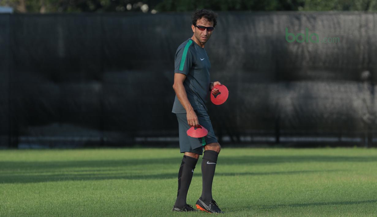 Pelatih Timnas Indonesia U-23, Luis Milla memimpin sesi latihan di Lapangan ABC Senayan, Jakarta (22/6/2018). Timnas melakukan persiapan untuk melawan Korea pada laga uji coba 23 Juni 2018. (Bola.com/Nick Hanoatubun)