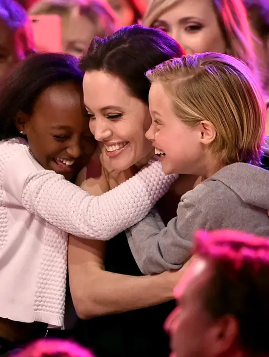 Berniat melakukan yang terbaik untuk keenam anaknya sepertinya Angelina Jolie tak akan berhasil, pasalnya anak-anak mereka terutama Shiloh malah tertekan karena tak bisa bertemu dengan ayahnya. (AFP/Bintang.com)