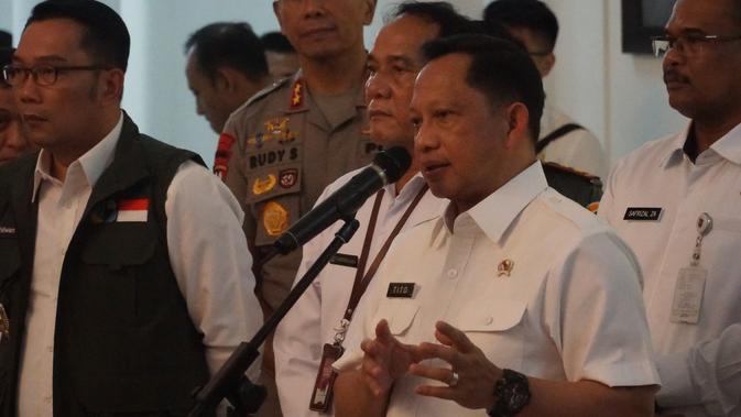 Mendagri Tito Karnavian memberikan apresiasi kepada Gubernur Jabar Ridwan Kamil terkait penanganan dan pencegan virus Corona. (Liputan6.com/Huyogo Simbolon)