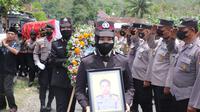 Prosesi pemakaman Brigpol Anumerta Fajar Yoyok Pujiono di Trenggalek. (Dian Kurniawan/Liputan6.com)