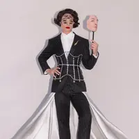 Exra Miller dalam setelan Burberry di Met Gala 2019 (Foto: Burberrry)