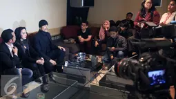 Romy Rafael memberikan keterangan pers terkait rencana pertunjukkannya di Timur Tengah, Jakarta, Senin (5/12). Romy menyebut dirinya seorang hypnotherapy dan istrinya mind reader. (Liputan6.com/Herman Zakharia)