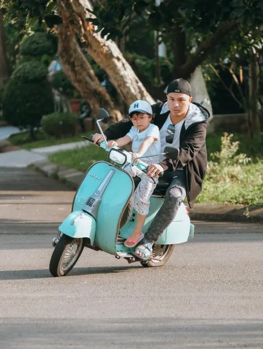 Tak hanya di rumah saja, terkadang Glenn mengajak Natusha jalan-jalan keliling komplek sambil mengendarai Vespa. (Foto: instagram.com/glennalinskie)