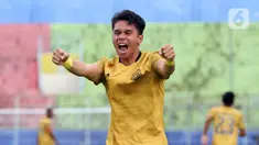 Ekspresi pemain Bhayangkara Solo FC Alsan Putra Masat Sanda setelah mencetak gol ke gawang Borneo FC Samarinda dalam pertandingan babak penyisihan Piala Menpora 2021 di Stadion Kanjuruhan, Malang, Jawa Timur, Senin (22/3/2021). (Bola.com/Arief Bagus)