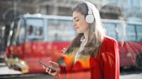 Ilustrasi mendengarkan lagu, musik. (Photo by Andrea Piacquadio from Pexels)