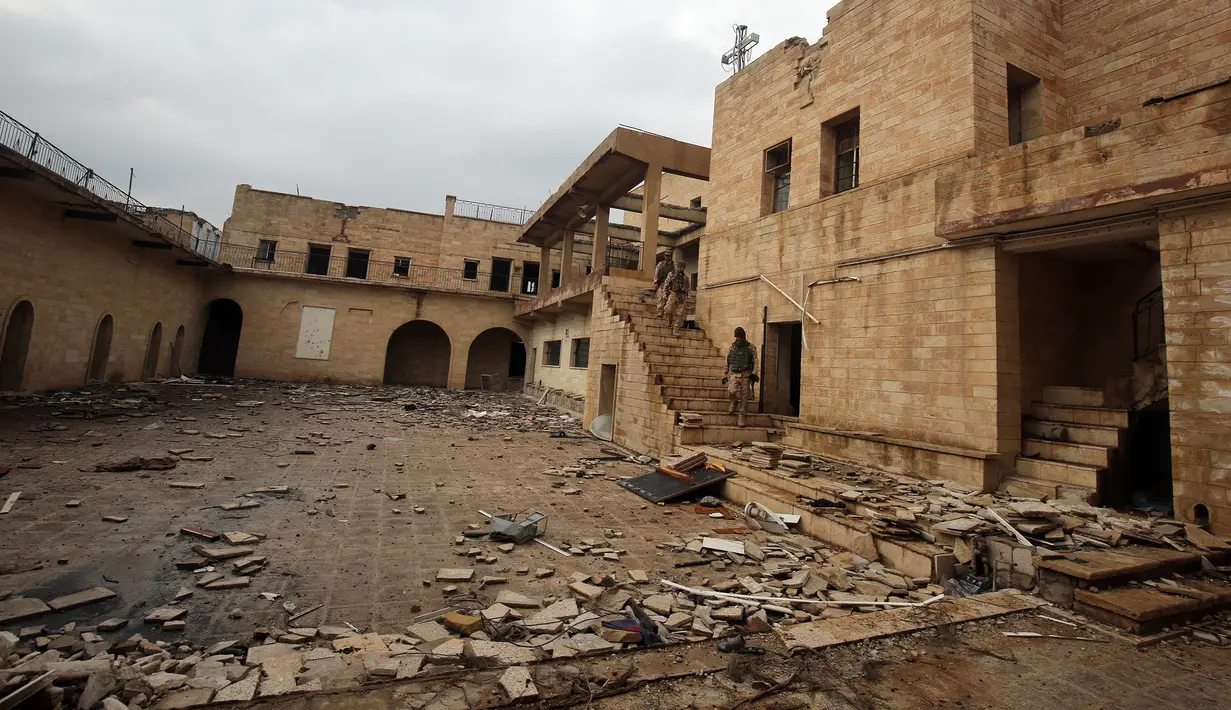 Kondisi bangunan Gereja St. George Monastery (Mar Guguis) yang rusak parah di Mosul, Irak, 22 Januari 2017. Tak hanya merusak, ISIS juga menjarah dan membakar salah satu gereja bersejarah di Irak tersebut pada 2014 lalu. (AHMAD AL-RUBAYE/AFP)