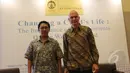 Tim Kedokteran UI, Trevino A Pakasi (kiri) dan Staf Ahli Nestle Research Center, Dr Jorg Spieldenner usai diskusi pentingnya mikronutrien bagi bayi di Jakarta, Senin (11/5/2015). (Liputan6.com/Herman Zakharia) 