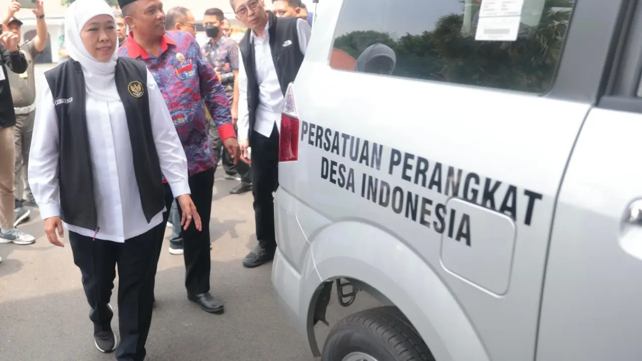 Khofifah saat menyerahkan bantuan kendaraan operasional kepada Persatuan Perangkat Desa Indonesia (PPDI). (Istimewa)