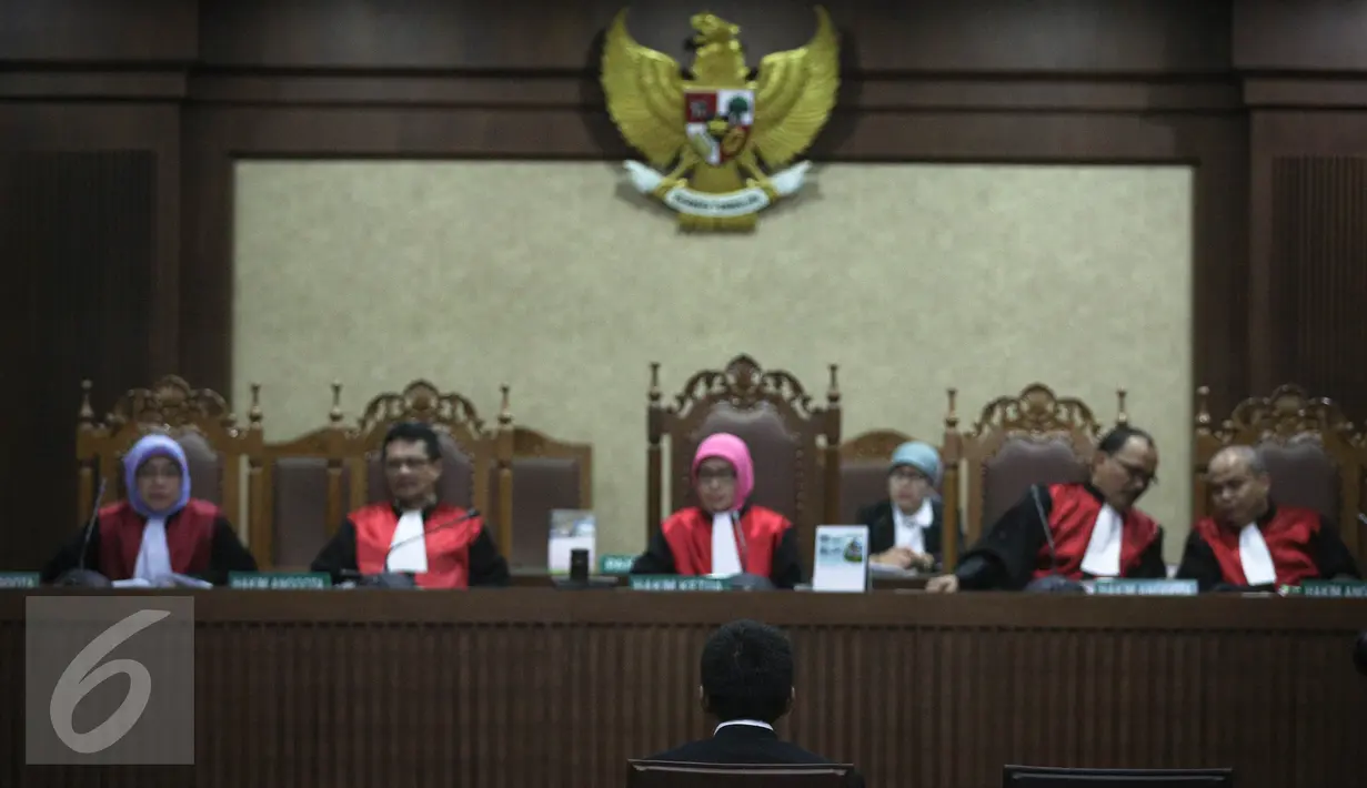 Dirut PT Windhu Tunggal Utama, Abdul Khoir menjalani sidang perdana di Pengadilan Tipikor, Jakarta, Senin (4/4). Abdul Khoir didakwa memberikan suap kepada empat anggota Komisi V DPR dan satu pejabat Kementerian PUPR. (Liputan6.com/Faizal Fanani)