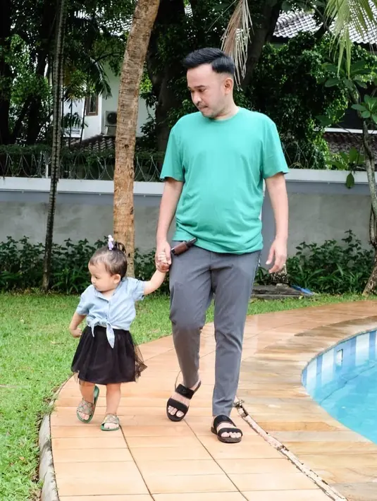 Suami Sarwendah ini berharap untuk ke depannya semua orang dapat merasakan berkah dalam kehidupannya. Bukan hanya mereka yang merayakan, namun semua umat di dunia ini. (Instagram/ruben_onsu)