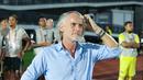 Pelatih Dewa United, Jan Olde Riekerink, tampak kecewa saat anak asuhnya ditahan imbang Phnom Penh Crown pada laga matchday pertama grup E AFC Challenge League di Indomilk Arena, Tangerang, Minggu (26/10/2025). (Bola.com/M Iqbal Ichsan)