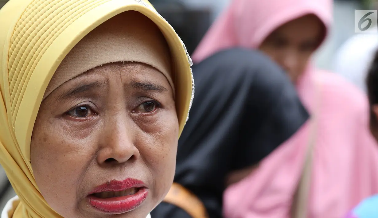 Ekspresi seorang wanita korban dugaan penipuan First Travel saat mengikuti aksi di Pengadilan Negeri Depok, Jawa Barat, Senin (19/2). (Liputan6.com/Immanuel Antonius)