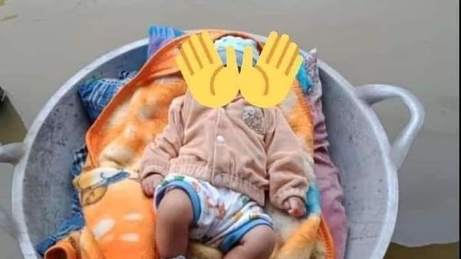 Potret Perjuangan Orang Tua Evakuasi Anaknya Saat Banjir, Bikin Haru. (Sumber: Twitter/giewahyudi)