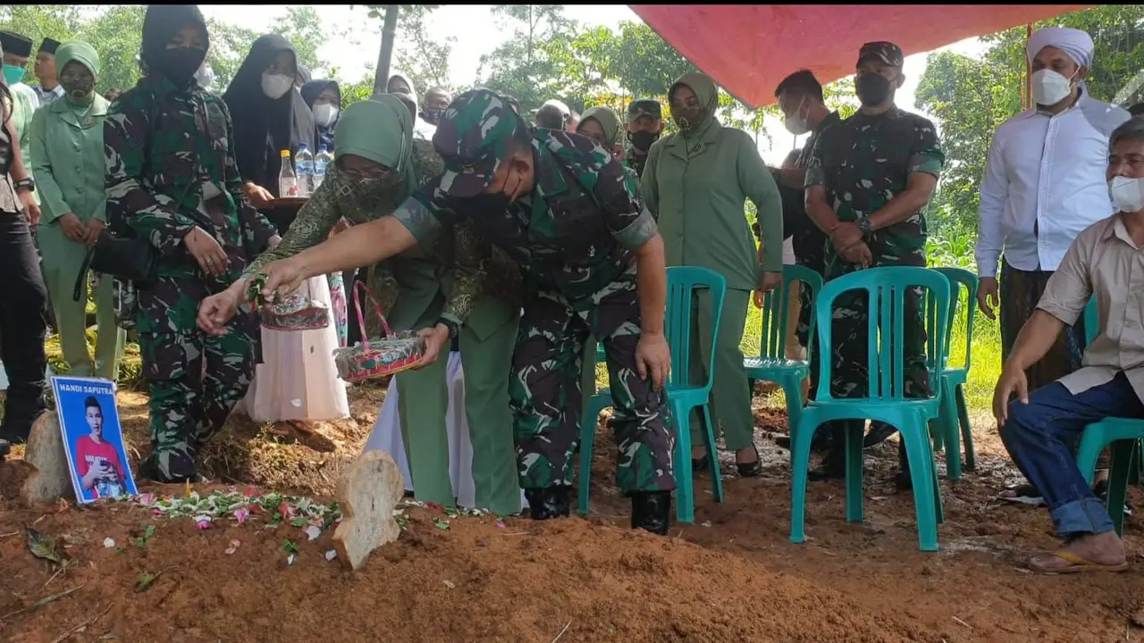 KSAD Jenderal Dudung Abdurachman dan istri tengah menabur dan doa bersama di makam Handi Saputra, salah satu korban tabrak lari Nagreg yang dilakukan oknum TNI AD.