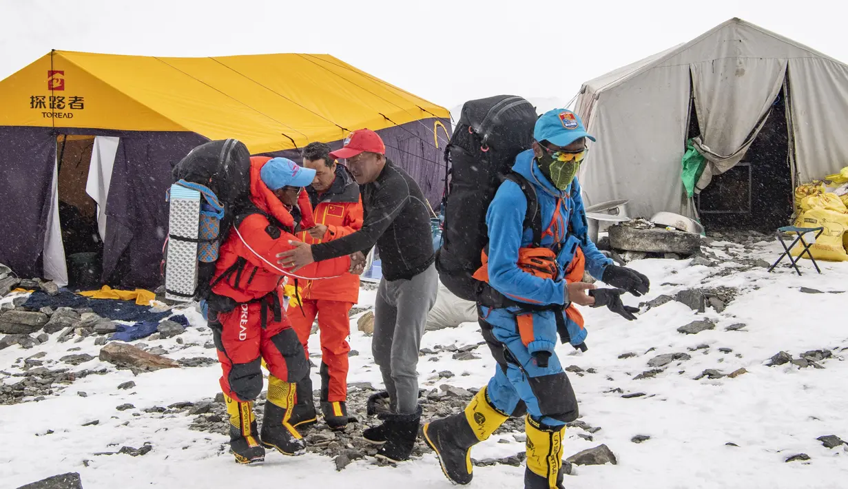 Tim pembangunan jalan berangkat dari Advance Camp yang berada di ketinggian 6.500 meter di Gunung Qomolangma atau Gunung Everest di Daerah Otonom Tibet, China, Minggu (10/5/2020). Tim akan membuat rute menuju puncak Gunung Everest pada 12 Mei jika kondisi cuaca memungkinkan. (Xinhua/Sun Fei)