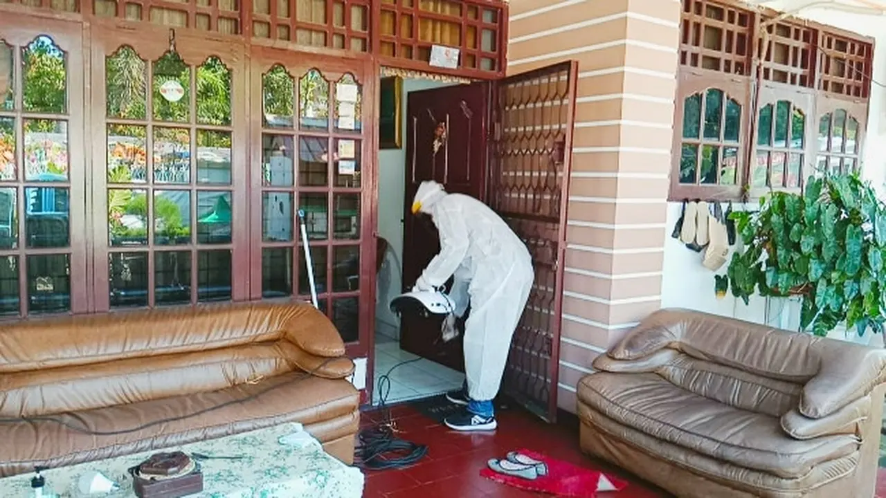 Pemberian disinfektan kepada rumah warga di Pekanbaru agar terhindar dari Covid-19.