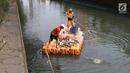 Petugas UPK Badan Air Pemprov DKI Jakarta membersihkan ceceran sampah di sepanjang Anak Sungai Ciliwung yang membelah kawasan Jalan Gajah Mada dan Hayam Wuruk, Selasa (9/7/2019). Pembersihan ini untuk menghindari penumpukan sampah dan memperlancar aliran air. (Liputan6.com/Helmi Fithriansyah)