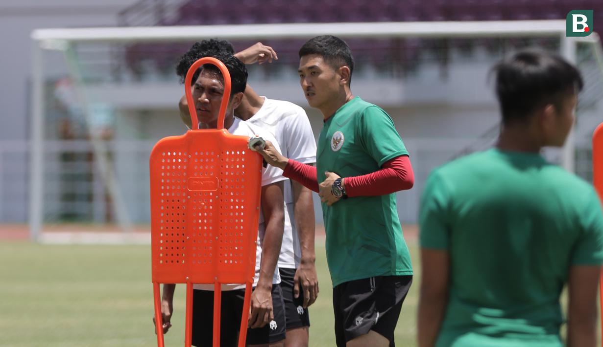 Latihan pemulihan pasca pertandingan yang digelar siang hari tersebut kerap dilakukan Timnas Indonesia. Pemilihan waktu antara jam 10 hingga jam 12 tak menjadikan hal itu sebagai halangan untuk berlatih. (Bola.com/Ikhwan Yanuar)