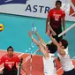 Dua pebola voli putra Korea Selatan berusaha menahan smash pebola voli Indonesia pada pertandingan babak perempat final bola voli putra Asian Games 2018 di Volley Indoor Jakarta, Selasa (28/8). (Liputan6.com/Fery Pradolo)