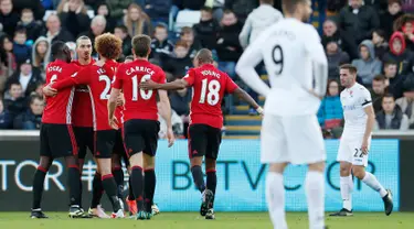 Para pemain Manchester United merayakan golnya, setelah Zlatan Ibrahimovic berhasil membobol gawang Swansea City pada pertandingan Liga Premier Inggris di Stadion Liberty, Inggris (6/11). MU kalahkan Swansea dengan skor 1-3 atas. (Reuters/John Sibley)