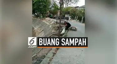 Seorang pria kedapatan sedang membuang sampah ke dalam pinggir got di kali Sunter. Diduga sampah dalam karung tersebut adalah sampah jeroan hewan.