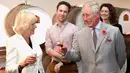 Pangeran Charles dan Istri keduanya Camilla Duchess of Cornwall saat mengunjungi Seppeltsfield Winery di Australia, Selasa (10/11/2015). Pengeran Charles melakukan kunjungannya ke Australia selama beberpa hari.  (REUTERS/Daniel Kalisz)