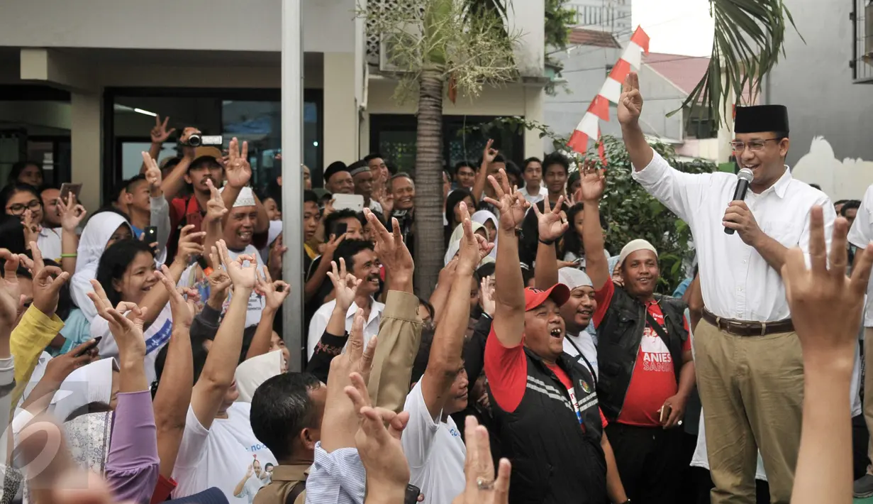 Cagub DKI Jakarta, Anies Baswedan menunjukkan salam tiga jari saat berkampanye di kawasan Menteng Dalam, Jakarta, Kamis (2/2). Salah satu program kerja Anies jika terpilih menjadi Gubernur adalah menggratiskan sekolah. (Liputan6.com/Yoppy Renato)