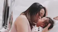 Sudah Fotogenik, 6 Potret Menggemaskan Anak Gritte Agatha dan Arif Hidayat Pemotretan di Usia 1 Bulan