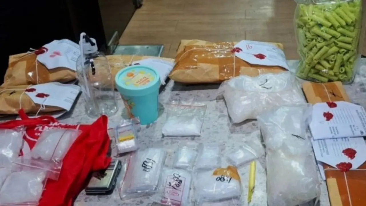 Barang bukti narkoba dengan total berat 1,5 kilogram dengan taksiran Rp1,8 miliar ditampilkan di Kantor Polrestabes Makassar, Sulawesi Selatan, Senin 20 April 2026.