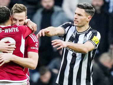 Pemain Nottingham Forest, Chris Wood, merayakan gol bersama Morgan Gibbs-White saat melawan Newcastle United dalam lanjutan Liga Inggris di St James Park, Selasa (26/12/2023). The Magpies takluk dengan skor 1-3. (AFP/Andu Buchanan)