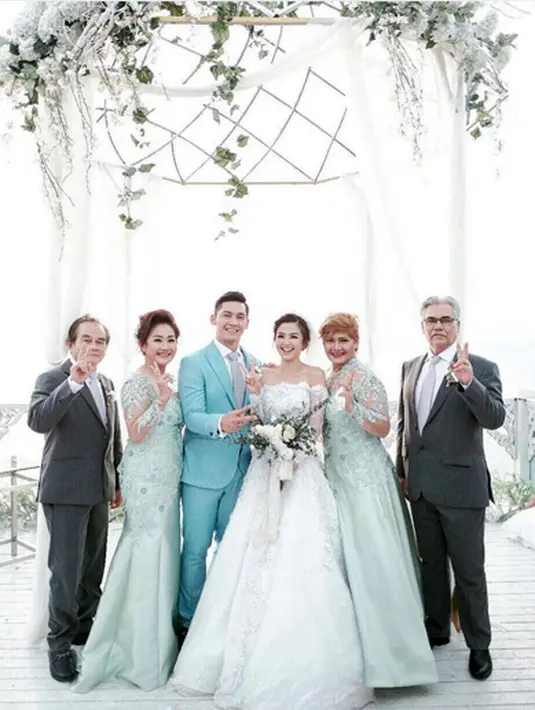 "Aku sangat bahagia dan gugup karena aku tidak bisa berhenti tertawa. Bukan tertawa terbahak-bahak tetapi aku tersenyum dan tertawa. Aku membayangkan jika orang berpikir aku tidak dewasa atau canggung… #SamuelFrandaWedding," tulis Samuel. 