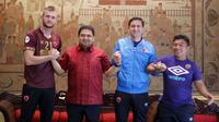 PSM mengenalkan bek Serif Hasic dan Nenad Bacina (asisten pelatih) di Hotel Sultan, Jakarta (10/2/2020). (Bola.com/Abdi Satria)