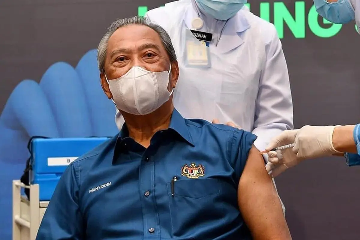 PM Malaysia Muhyiddin Yassin disuntik vaksin COVID-19 buatan Pfizer.