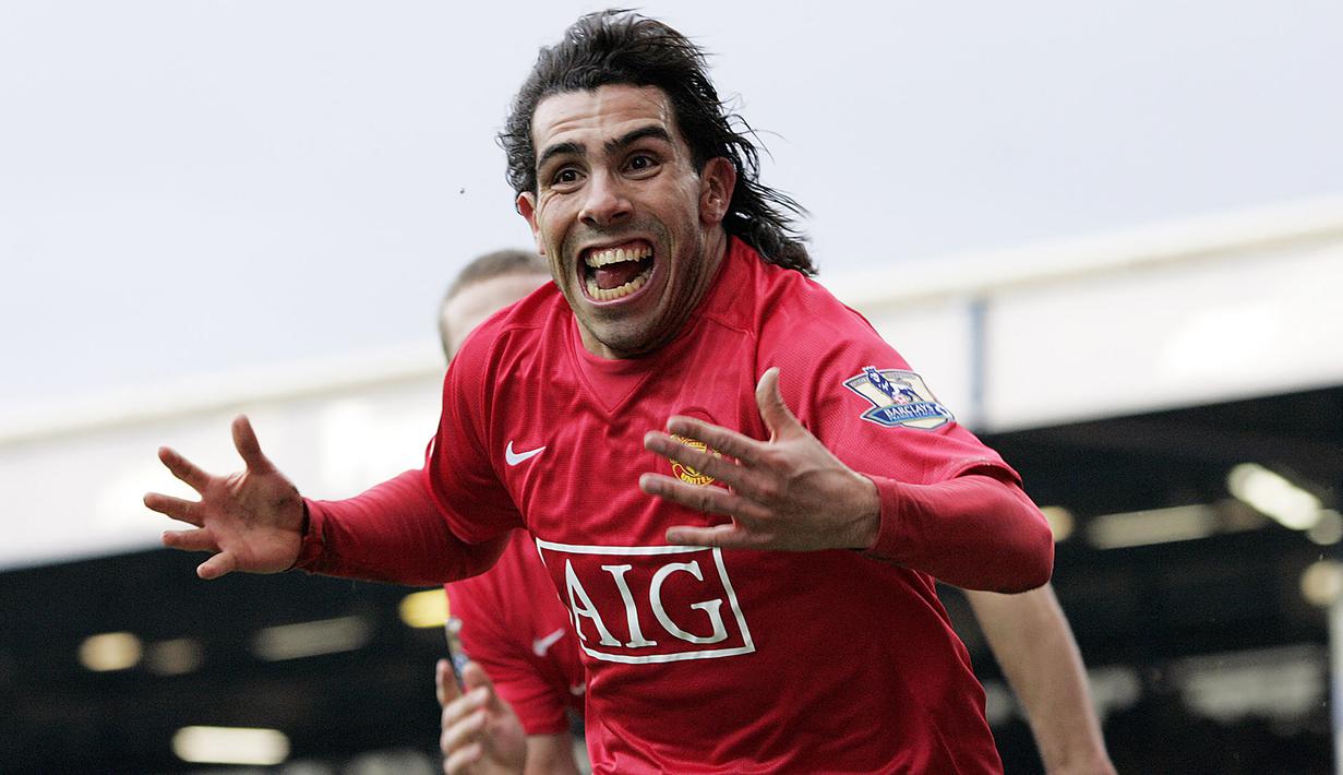 Carlos Tevez. Striker yang kini berusia 38 tahun dan baru saja pensiun pada Juni 2022 bersama Boca Juniors ini pernah berseragam Manchester United selama 2 musim. Ia didatangkan MU dengan status pinjaman dari West Ham United pada awal musim 2007/2008. Setelah sukses meraih gelar Liga Inggris dan Liga Champions pada musim 2007/2008, pada akhir musim 2008/2009 ia justru meninggalkan MU untuk membela Manchester City. Total ia tampil dalam 99 laga di semua ajang bersama MU dengan torehan 34 gol dan 14 assist. (AFP/Paul Ellis)