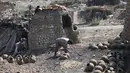 Seorang perajin tembikar bekerja di Desa Nazla di Fayoum, Mesir (5/10/2020). Desa Nazla yang terletak di Kegubernuran Fayoum, Mesir, terkenal dengan perajin tembikarnya yang masih mempertahankan teknik pembuatan tembikar dari zaman Mesir kuno. (Xinhua/Ahmed Gomaa)