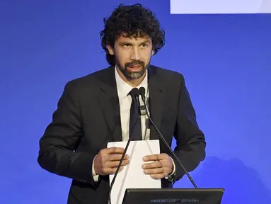 Damiano Tommasi baru saja mencatat capaian baru dalam kariernya. Bukan di dunia sepak bola, tetapi politik. Mantan pemain AS Roma itu baru saja memenangkan pemilihan walikota Verona, Italia. (AFP/Andreas Solaro)