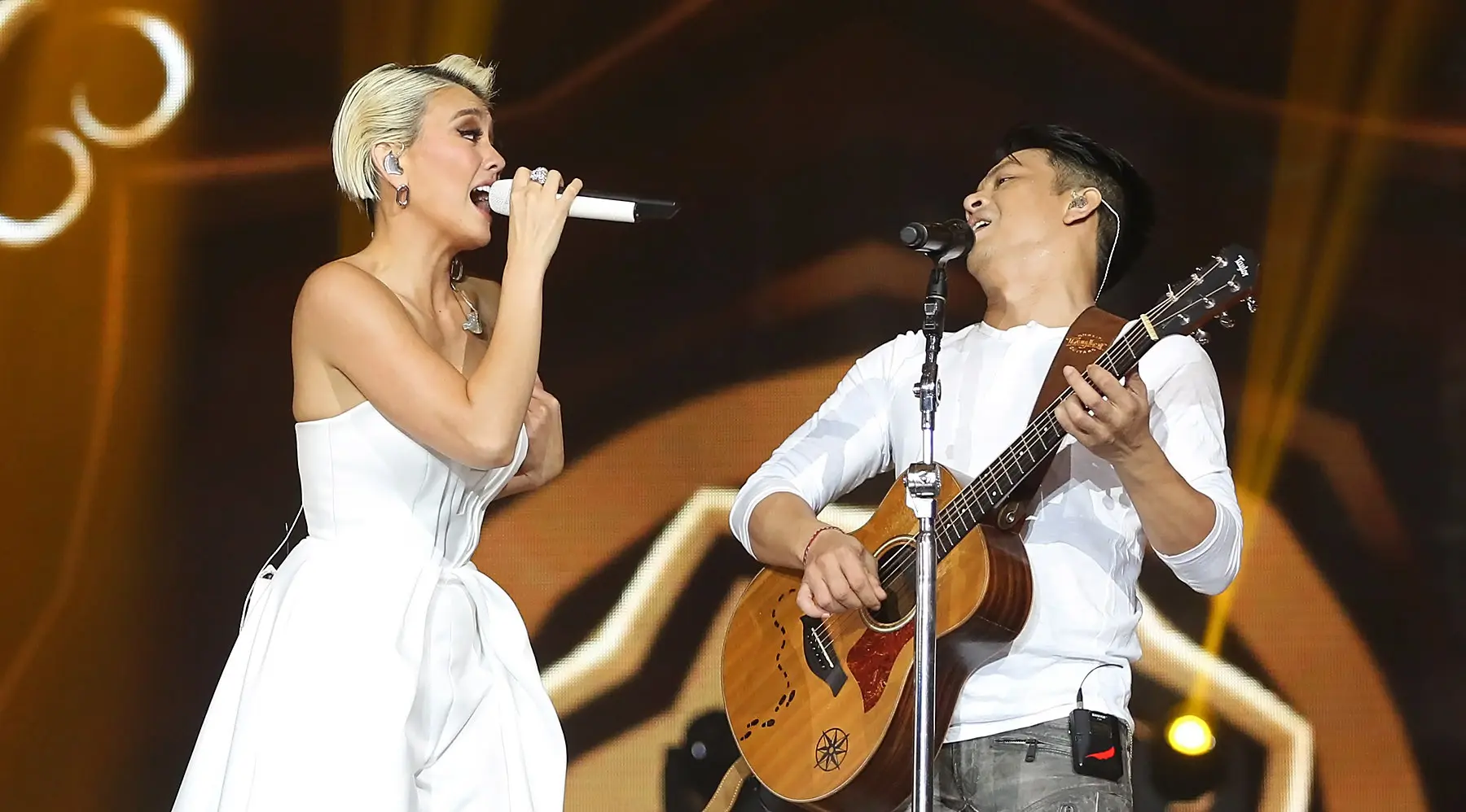 Tampilan energik Agnez Mo dan Aril NOAH membuat penonton ikut bernyanyi sambil berjingkrak dan menikmati musik yang didengarnya.  (Bambang E.Ros/Bintang.com)