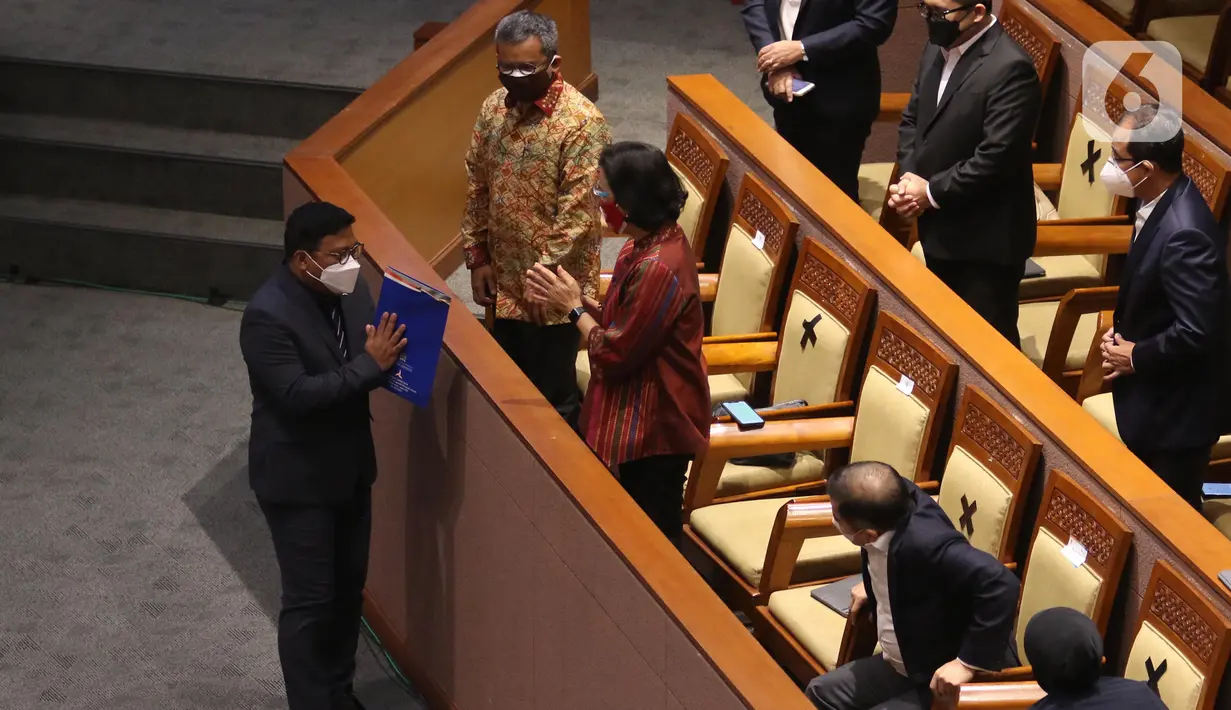 Menteri Keuangan Sri Mulyani menerima dokumen pandangan Fraksi Partai PKS dari juru bicara fraksi PKS Ecky Awal Mucharam pada Rapat Paripurna di Kompleks Parlemen, Senayan, Jakarta, Selasa (25/5/2021). (Liputan6.com/Angga Yuniar)