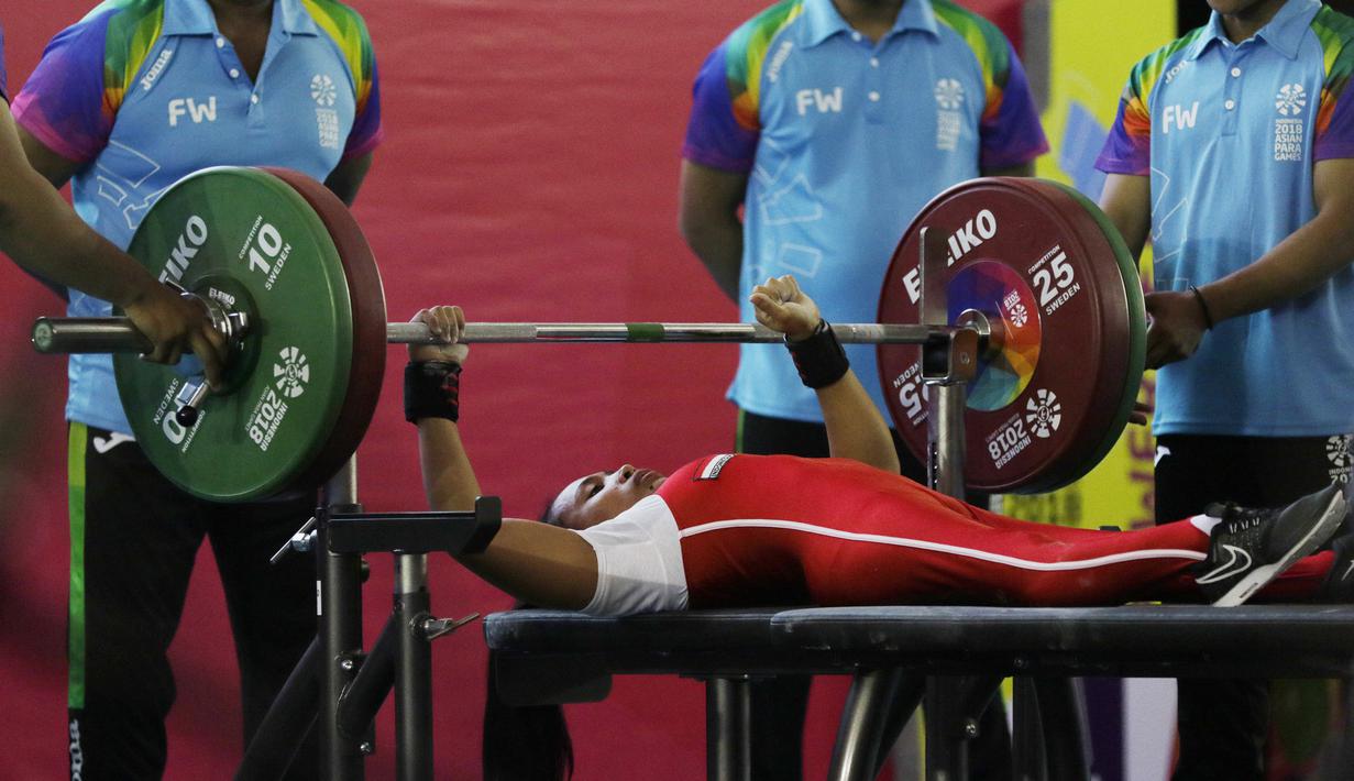 Atlet para angkat berat, Ni Nengah Widiasih, saat beraksi pada Asian Para Games di Balai Sudirman, Jakarta, Minggu (7/10/2018). Ni Nengah berhasil mempersembahkan medali perak dengan total angkatan 97 kg. (Bola.com/M Iqbal Ichsan)