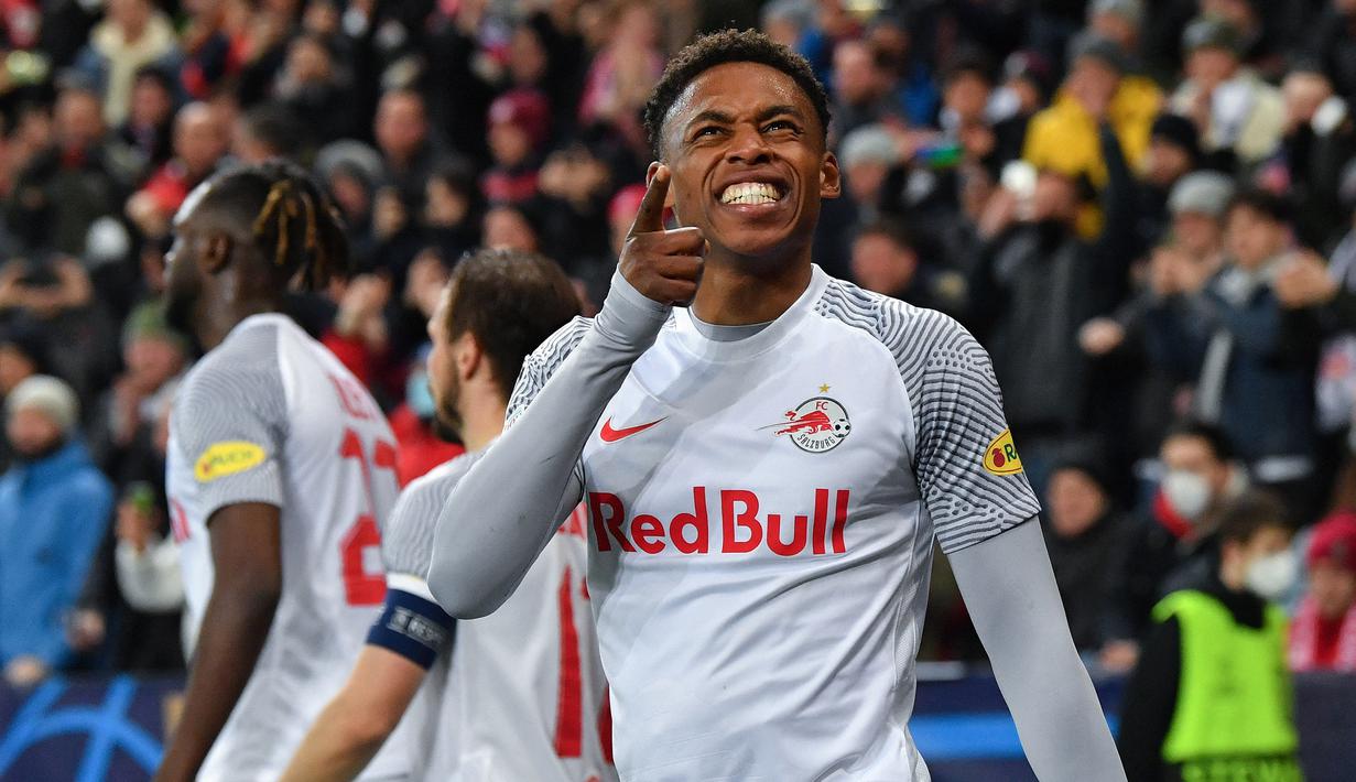 Salzburg menemukan celah Bayern Munchen yang bisa dieksploitasi. Lewat serangan balik cepat, Chikwubuike Adamu berhasil menggetarkan jala gawang tamu. Salzburg unggul 1-0 dan bertahan hingga turun minum. (AFP/Kerstin Joensson)