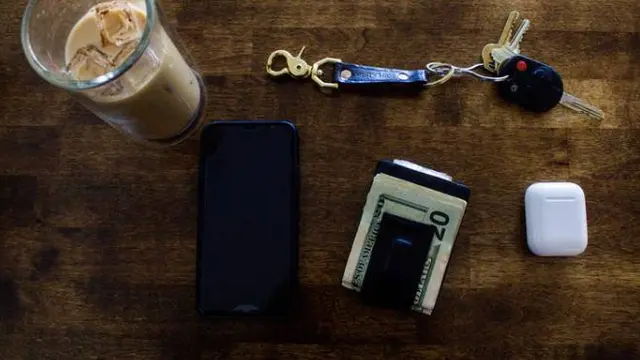 Ilustrasi kunci dan dompet. Rachel Nickerson/Unsplash