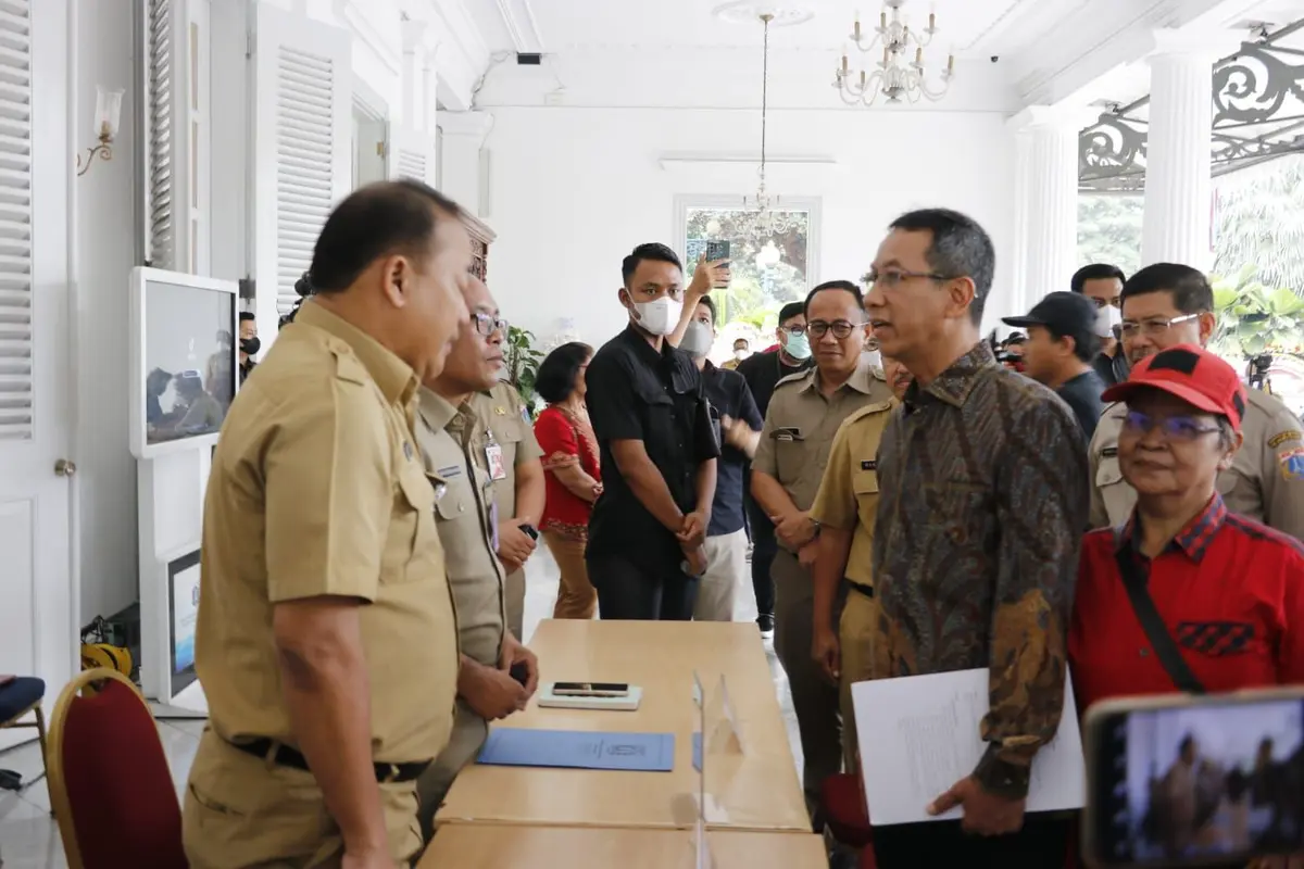 Penjabat (Pj) Gubernur DKI Jakarta Heru Budi Hartono kembali membuka layanan pengaduan di Pendopo Balai Kota DKI Jakarta, Gambir, Jakarta Pusat