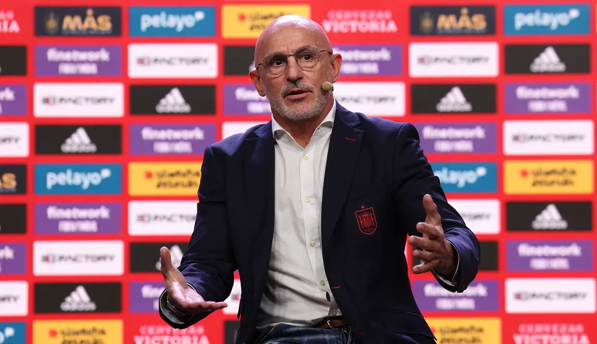 Luis de la Fuente begitu optimis dengan penunjukan dirinya sebagai pelatih kepala Timnas Senior Spanyol. Kini ia lebih bebas untuk memilih pemain dalam skuadnya tanpa dibatasi oleh batasan umur seperti saat ia menangani Timnas Spanyol di level yunior. (AFP/Thomas Coex)