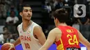 Pemain timnas basket Iran, Piter Girgoorian (kiri) berhadapan dengan pemain Spanyol, Juan Nunez pada penyisihan Grup G FIBA World Cup 2023 di Indonesia Arena, Gelora Bung Karno, Jakarta, Rabu (30/8/2023). (Liputan6.com/Helmi Fithriansyah)