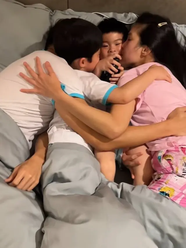 Sandra Dewi dan keluarga di tempat tidur (Instagram/sandradewi88)