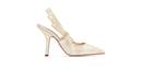 Heels J'Adior yang ikonis ditampilkan dalam versi sulaman dari motif Jardin d'Hiver dalam nuansa putih dan emas [dior]