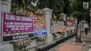 Pejalan kaki melintasi karangan bunga bertuliskan ucapan selamat untuk Joko Widodo (Jokowi) dan Ma'ruf Amin di gedung Sekretariat Negara, Jakarta, Senin (22/4). Karangan bunga dari pendukung Jokowi-Ma'ruf tersebut ditujukan atas kemenangan pasangan itu pada Pilpres 2019. (Liputan6.com/Faizal Fanani)