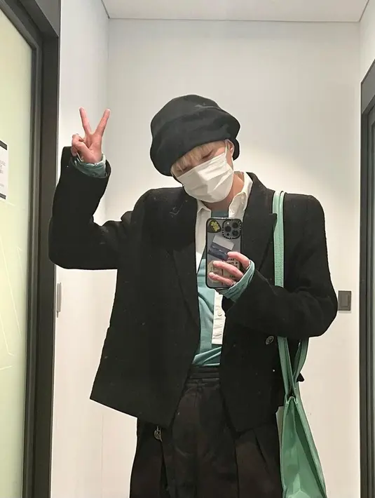 Memadukan blazer hitam yang senada dengan celana serta topi, Seung Yoon Winner terlihat menambahkan detail kemeja putih serta kaus berwarna hijau. Bahkan, dirinya juga memilih memakai sebuah sling bag besar berwarna hijau sebagai detail penampilannya. (Liputan6.com/IG/@w_n_r00)