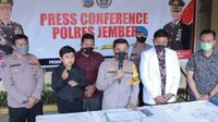 Kapolres Jember AKBP Hery Purnomo (Tengah) memberikan keterangan pers terkait hasil penyelidikan  kematian mahasiswi Unej (Istimewa)