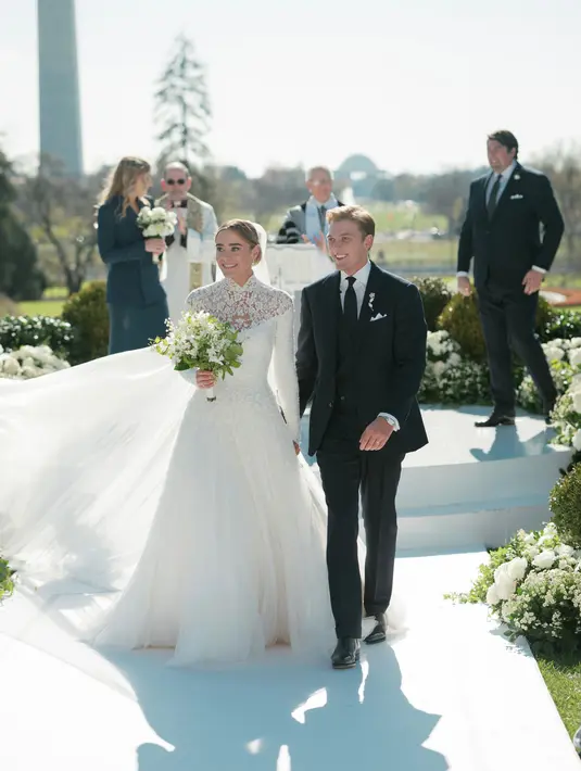 Pekarangan Gedung Putih dihiasi dengan bunga putih, seperti yang dilihat oleh para undangan. [Foto: Tiffany & Co. dok]